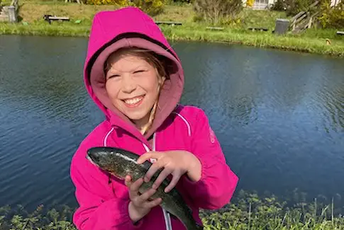 Familienetværket på fisketur i Fyel Mose