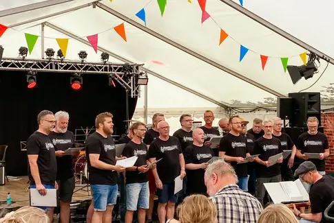 Hovedgård Byfest: Melodisk morskab og mandskor-mani