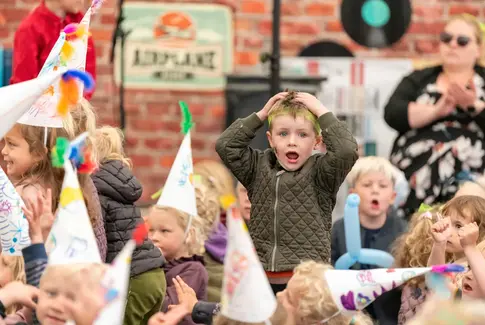 Fredags festligheder for familiens mindste: Hovedgård Byfest i børnenes tegn!