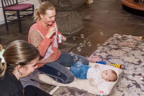 Hyggelig babysalmesang i Østbirk Kirke skaber forbindelser og glæde