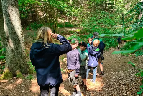 Eventyrlystne spejdere udforsker og lærer i naturen ved Tudsdam