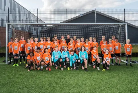 Nyt spillertøj og træningsdragter giver vinger til unge fodboldspillere i Horsens