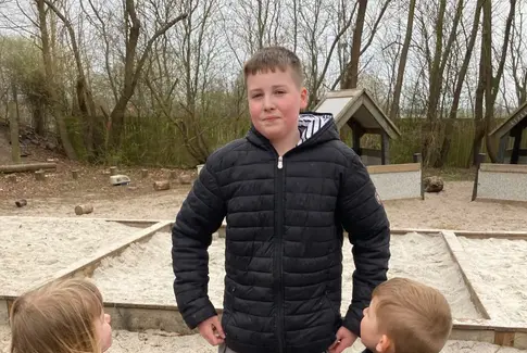 Lukas på 14 år giver børnene en ekstra oplevelse om eftermiddagen