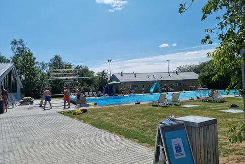 Hovedgård Svømmebad bobler over med aktivitet