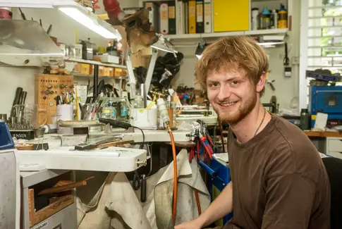 Fra svend til lærer: Thorbjørn Laursen forgylder guldsmedefaget