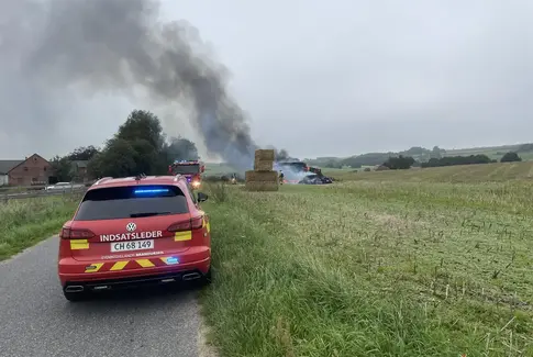 Halmballer brænder på Kollerupvej i Østbirk