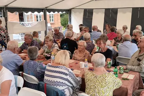 Gaveregn over Røde Kors-frivillige