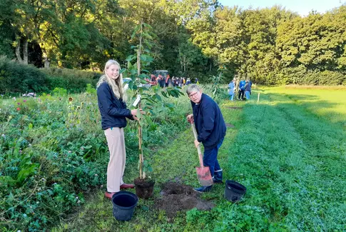 Træplantning ved Lundum kirke