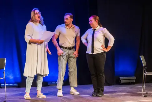 Horsens Revy '23: Kom tættere på latteren end nogensinde før – og mærk magien!