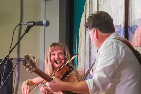 Rødgrød, violin og Irske rytmer: Gedveds musikalske møde