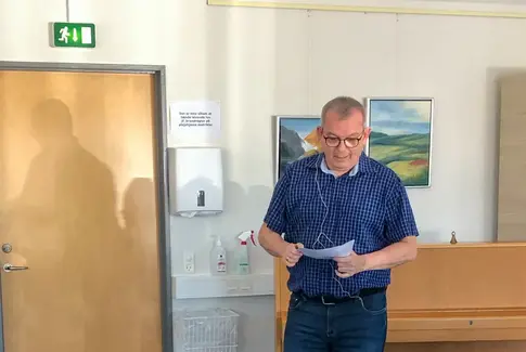 Fuldt hus og fuldtidspolitiker - Skibby skabte smil i Herreværelset!