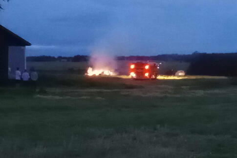 Brand på Dalbækvej: Halm i brand på mark nær Brædstrup