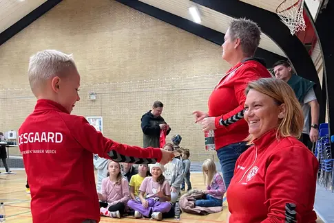 Roesgaard sponsorerer Horsens Freja med 250 nye træningstrøjer