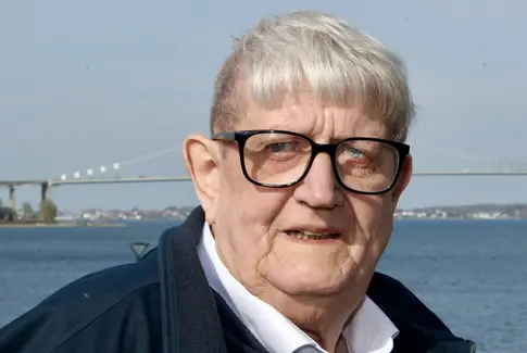 Livet bag murene: En barndom med nøgler, men uden låse