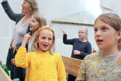 Kirkens klangfulde karneval: Børnestemmer sætter Himlen i bevægelse