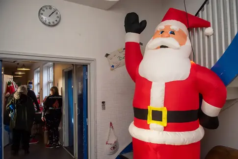 Juleglimt og fællesskabsfølelse: Hovedgårds spejdere byder velkommen til loppemarked