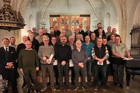 Julesang, julekål, og julefællesskab: Østbirk Kirkes festlige tirsdagstradition