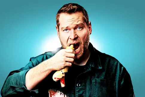 Grin, musik, og thybomål: Martin Kanstrups festlige tilbagevenden!