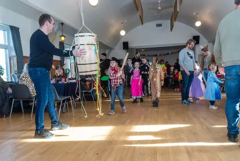 Fastelavnsfesten bliver et farverigt eventyr