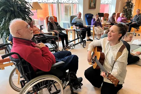 Musikalsk magi på Birkebo: Generationer mødes i sang og sansestimulering