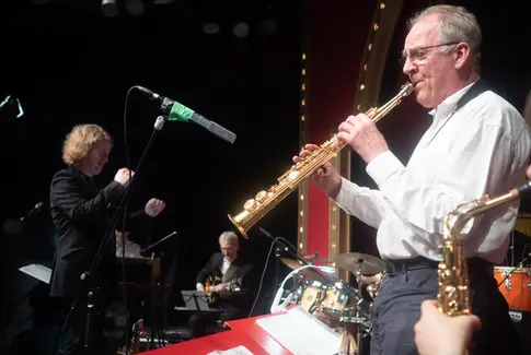 Pejsegårdens nytårsmagi: Silkeborg Big Band lyser op