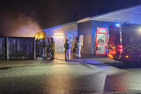 Brand i SuperBrugsens container: Flammerne genopstår i Brædstrup