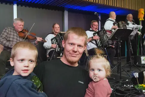 Harmonikaswing og hjertevarme: En festlig dag i Horsens