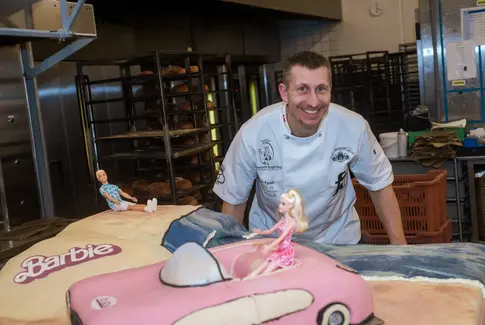 Kagehuset i Hovedgård fejrer sin sidste teenagefødselsdag med Barbie-Bravur