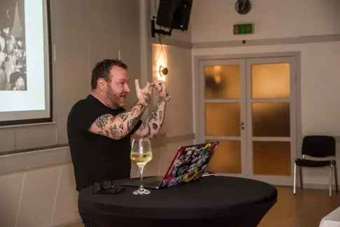 Fra luksusliv til frontlinjefotograf: Jacob Steentofts utrolige rejse