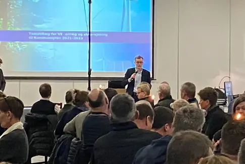 Fremtiden for vedvarende energi i Horsens: En aften med dialog, skepsis og politisk nærvær