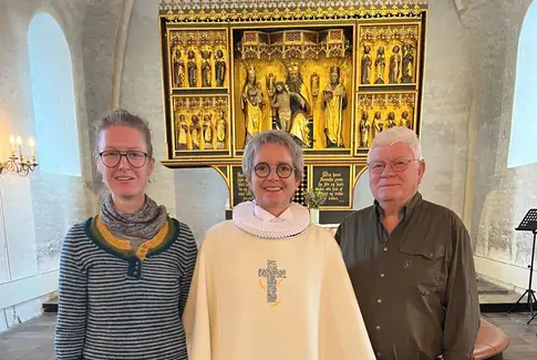 Ny hvid messehagel til Østbirk Kirke