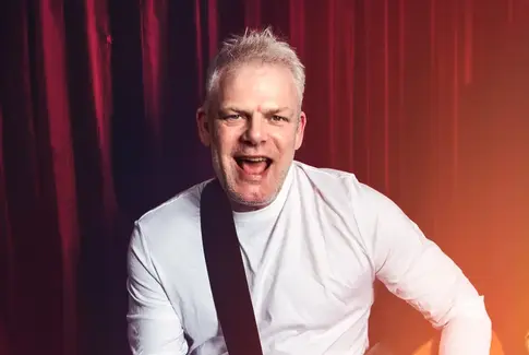 Søren Poppe tænder forårshimlen: En aften med danske popikoner i Gedved