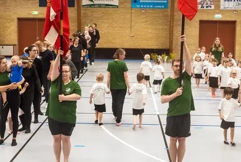 Gymnastikfejring forener generationer i Østbirk med stil