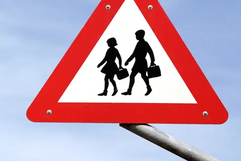 Vejskilt, skolebørn på vejen