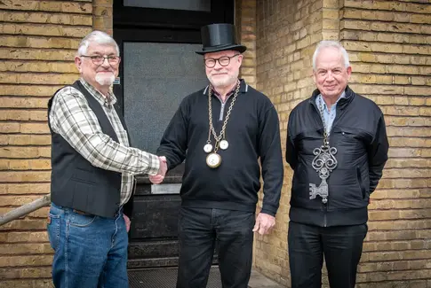 Uret passer i Hovedgård BY-UHRs passerlaug