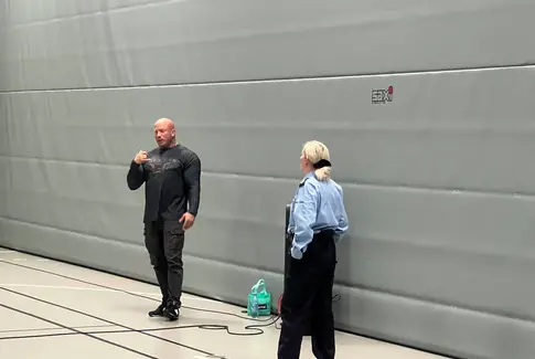 kæmpe mand og en blondine