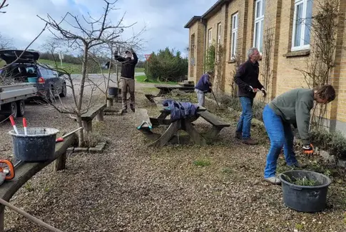 Forårsrengøring i Vestbirk Forsamlingshus