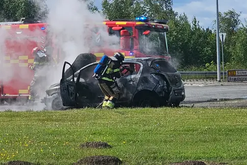 Bil i brand midt i rundkørsel i Lund