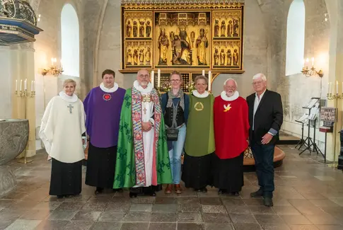 Fest og farver i Østbirk Kirke: Nye messehagler og biskoppens besøg