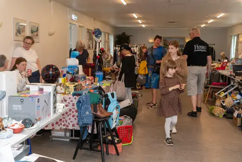 Marked i Gedved: Rolig start og hyggelig afslutning på forsamlingshusets dag