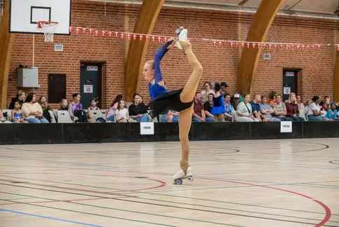 Trægulv og tårer i Gedved: Rulleskøjternes stille triumf