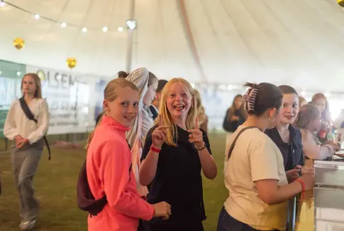 Ungdommen dansede sig ind i sommernatten