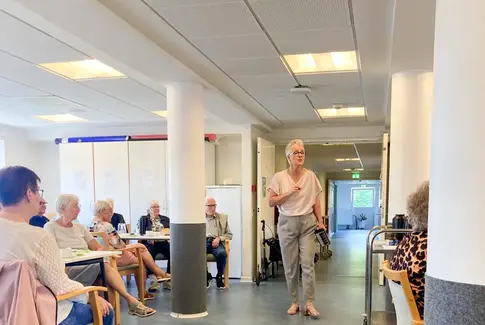 Sol, sange og sommerpølser: Glædelige seniorstunder på Skovly