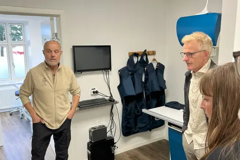 Henrik viser Peter Sørensen rundt i klinikken