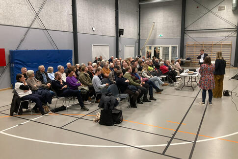 Mange mennesker til møde i idrætshal