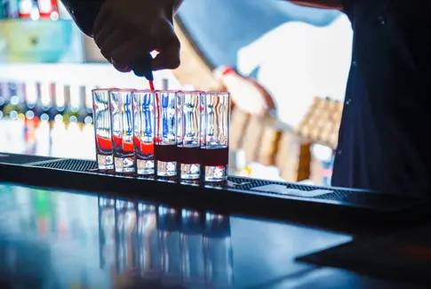 Drinks på en bardisk