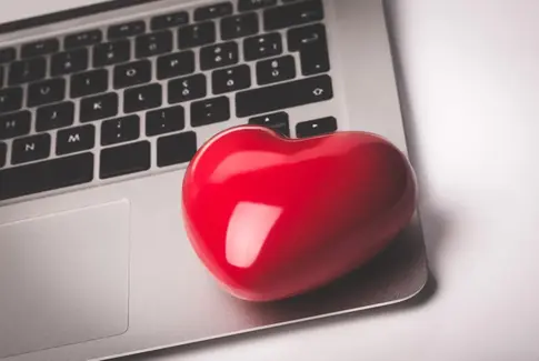 Pc keyboard med et rødt hjerte