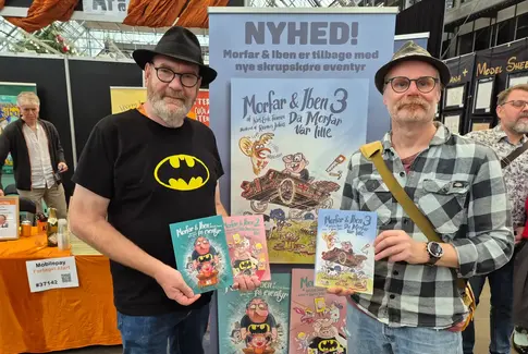 To mænd med børnebøger i hånden