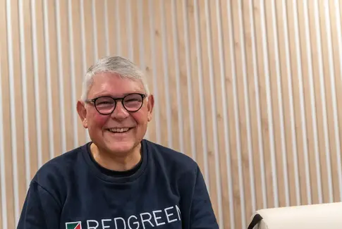 Mand med briller og gråt hår