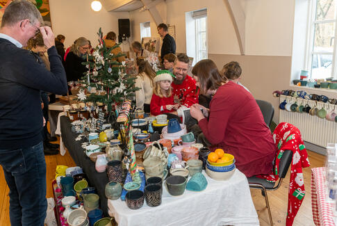 Julepynt og en glad familie